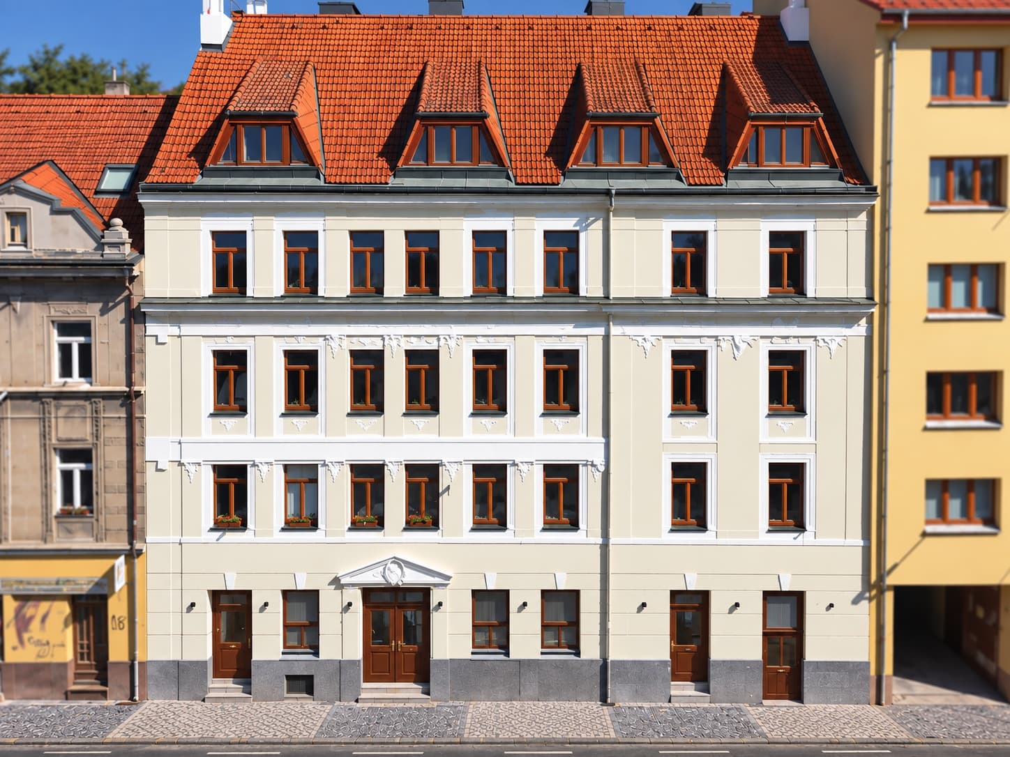 Podolská 144 — denní pohled na fasádu činžovního domu z Podolské ulice