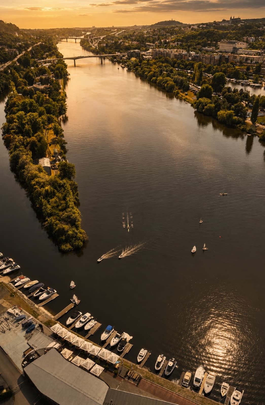 Letecký pohled na Vltavu a Podolské nábřeží s loděmi