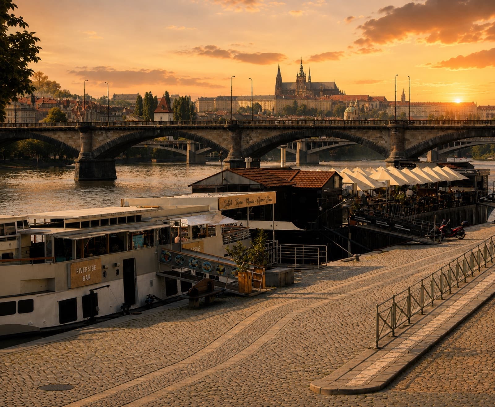 Vyšehrad a Vltava při západu slunce